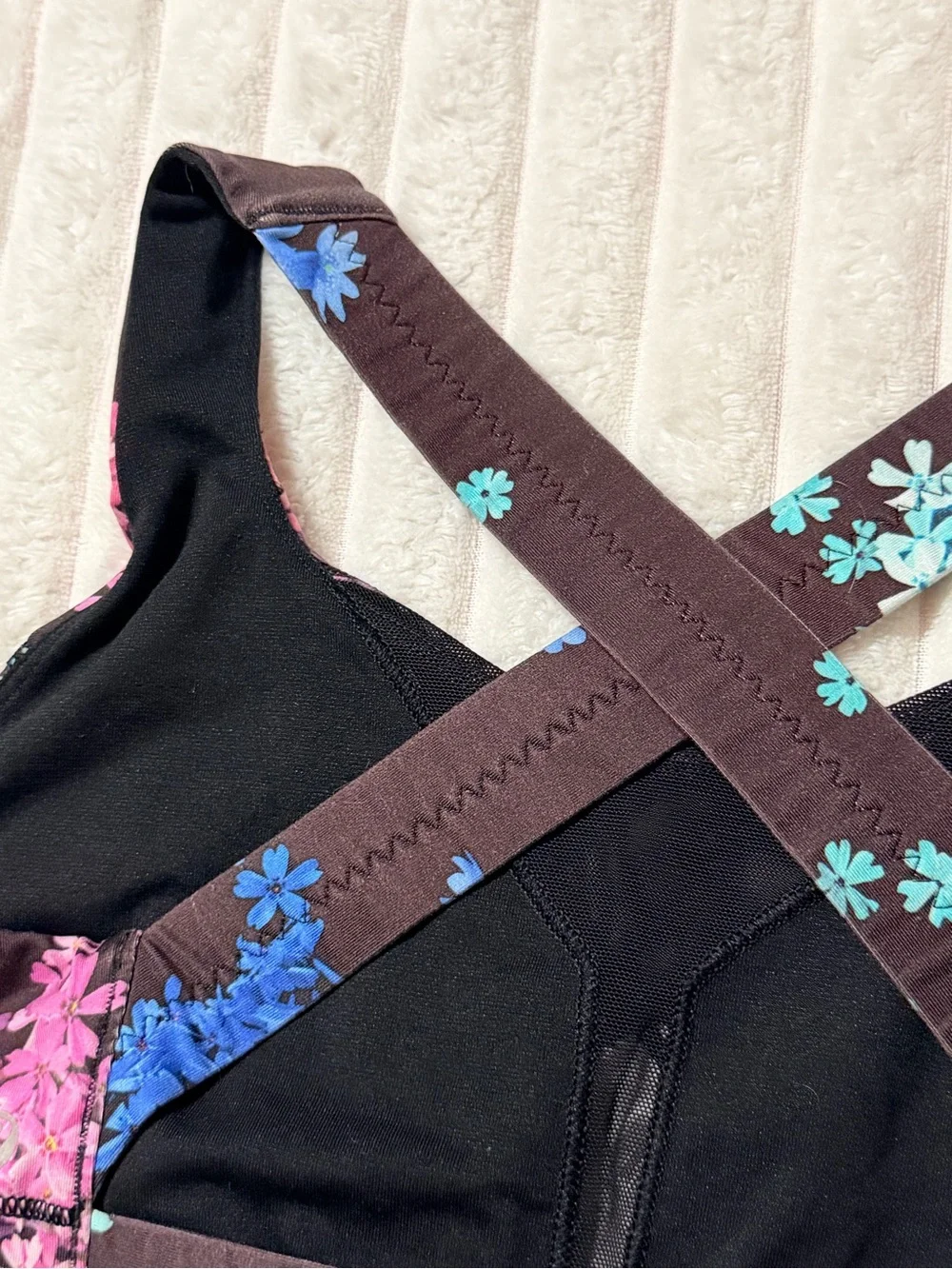 Lululemon In A Flash Bra in Petal Pop Multi / Black | Size 8